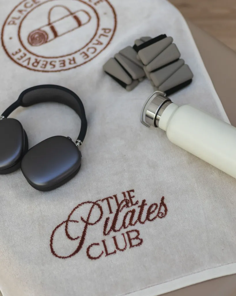 sporthanddoek-pilates-club-ecru-tan-3.webp