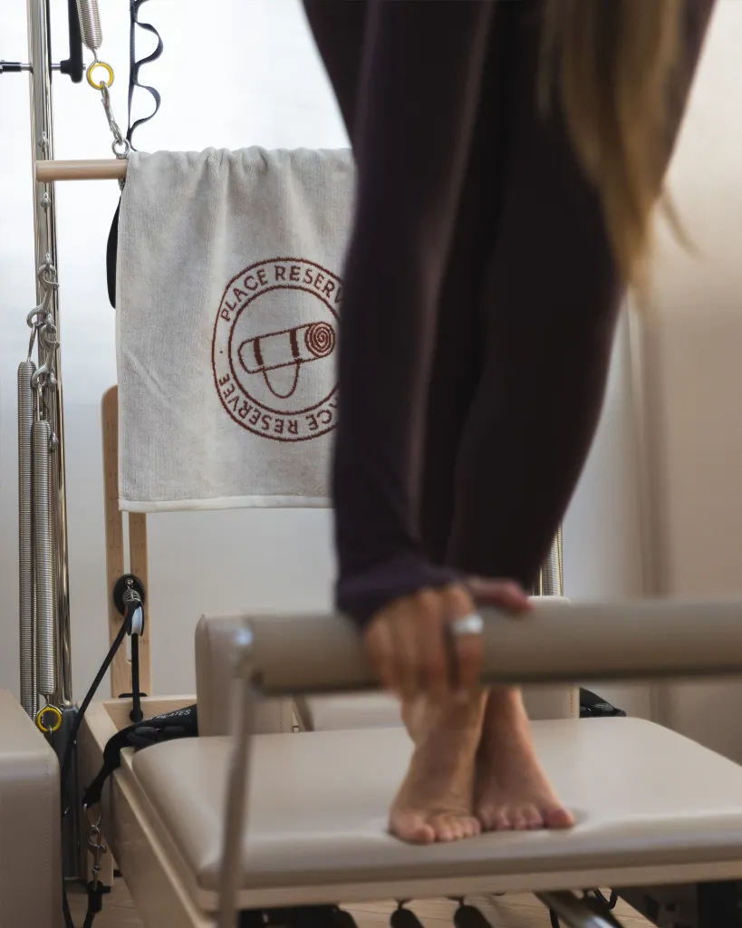 sporthanddoek-pilates-club-ecru-tan-4.webp